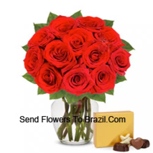 12 Rosas Vermelhas com algumas Samambaias em um Vaso de Vidro Acompanhadas por uma Caixa de Chocolates Importados