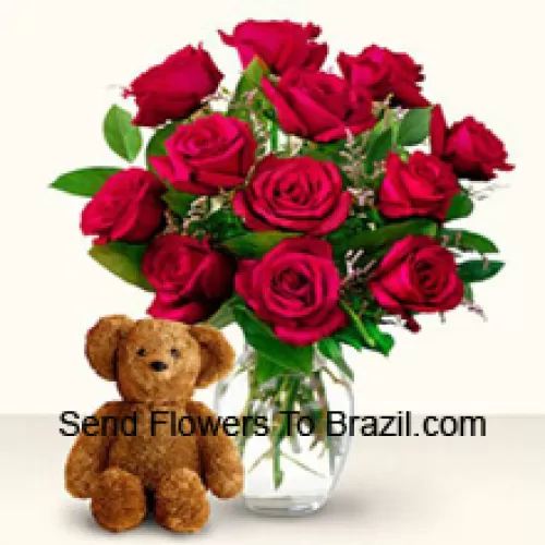 12 Rosas Vermelhas com Algumas Samambaias em um Vaso de Vidro, Juntamente com Um Lindo Urso de Pelúcia Marrom de 12 Polegadas de Altura