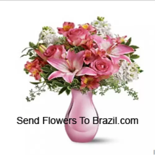 Rosas rosa, lírios rosa e flores brancas variadas com algumas samambaias em um vaso de vidro