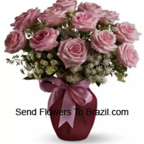 12支粉红色玫瑰与各种白色填充物放在玻璃花瓶中