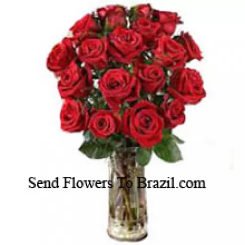 18 rote Rosen mit einigen Farnen in einer Vase