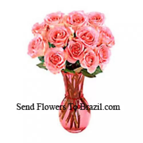 12 розовых роз в стеклянной вазе