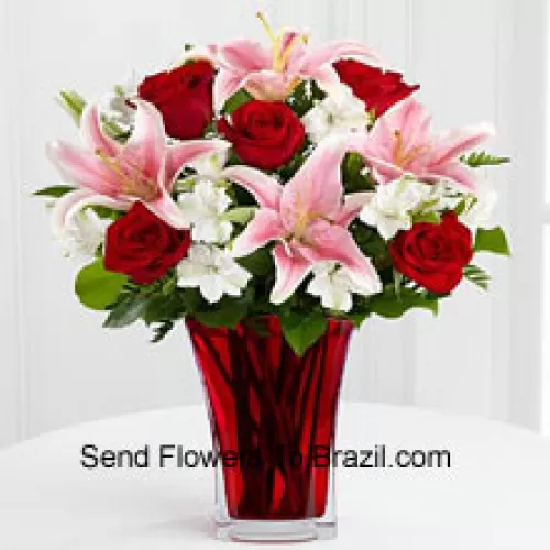 6 crvenih ruža i 5 ružičastih ljiljana s sezonskim punilima u prekrasnoj staklenoj vazi