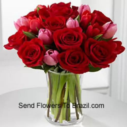 12 Trandafiri roșii și 6 lalele roz cu niște umpluturi sezoniere într-o vază de sticlă
