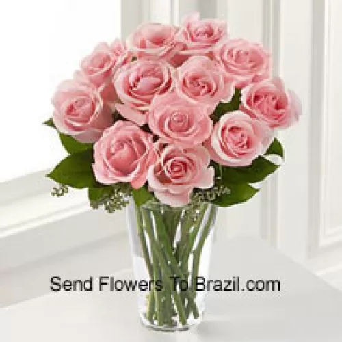 12 Rosas Cor de Rosa com Algumas Samambaias em um Vaso