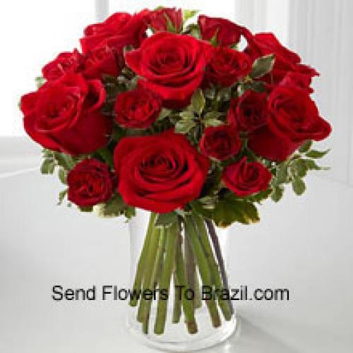 18 Belles Roses Rouges dans un Vase